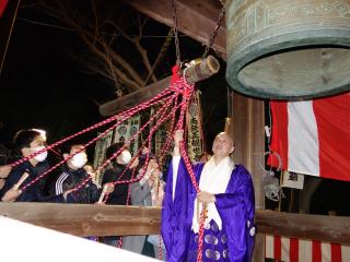 Yagotosan Koshoji Temple&#039;s Joya no Kane (The Tolling Bell Ceremony on New Year&#039;s Eve)