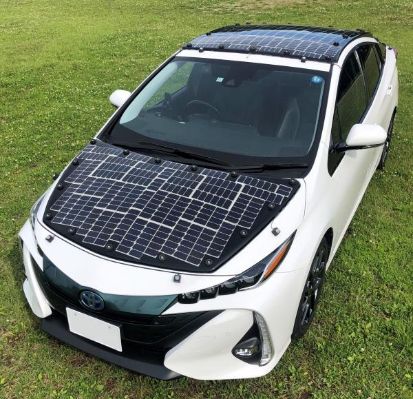 太陽電池パネルを搭載した「トヨタ プリウスPHV」実証車（2019年）