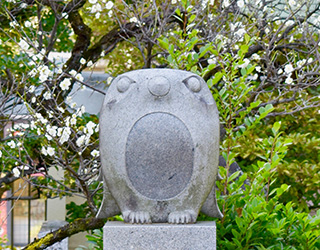 島田神社　鷽の石像