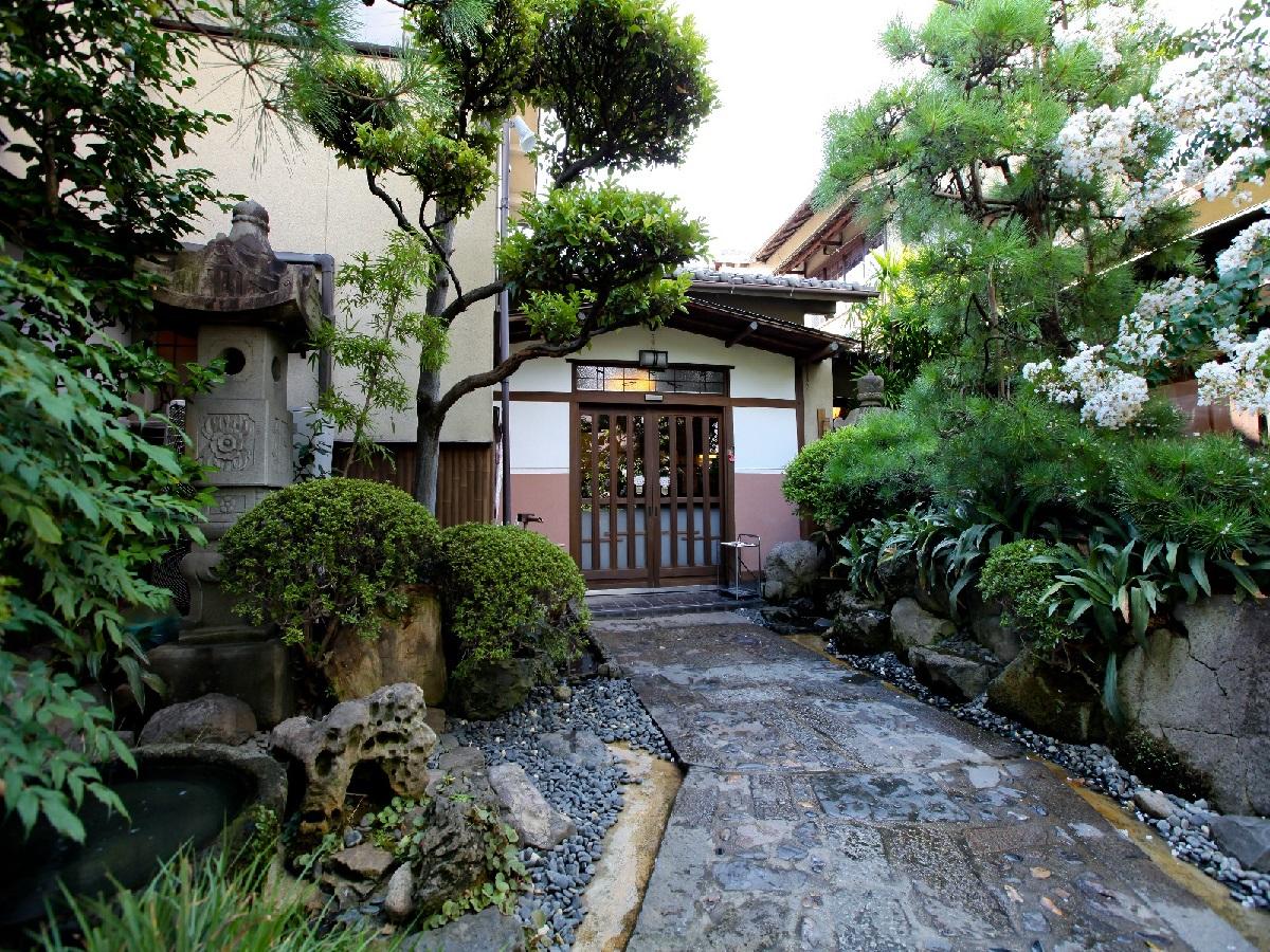 あつた蓬莱軒　本店　玄関(昼)