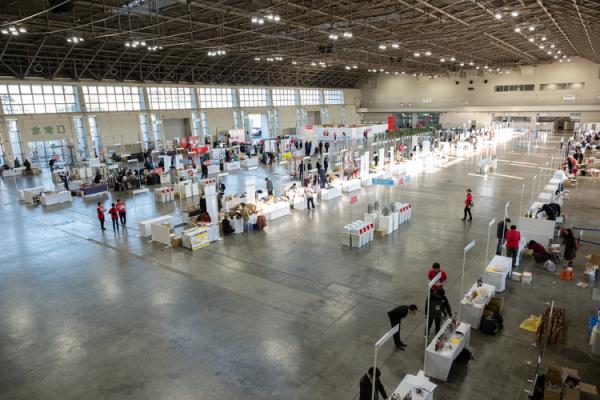 広々とした会場(画像は過去開催時の開場前)