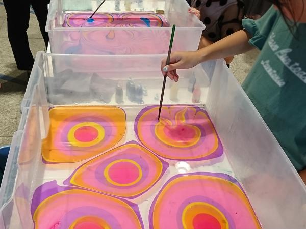 オアシス21iセンター マーブル染め体験の様子