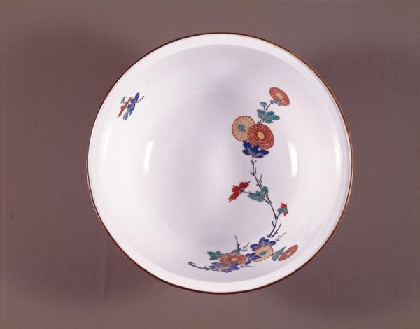 <p>色絵菊絵大鉢 柿右衛門 江戸時代中期(17世紀)<br>展示期間:全期間</p>