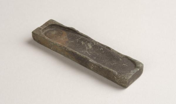 最前線で出土した携帯用の硯(新城市長篠城址史跡保存会所蔵)