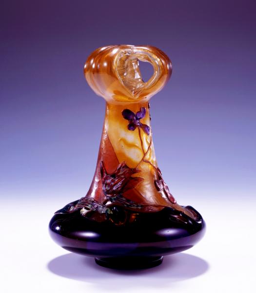 エミール・ガレ《ニオイアラセイトウ文花器》1900年