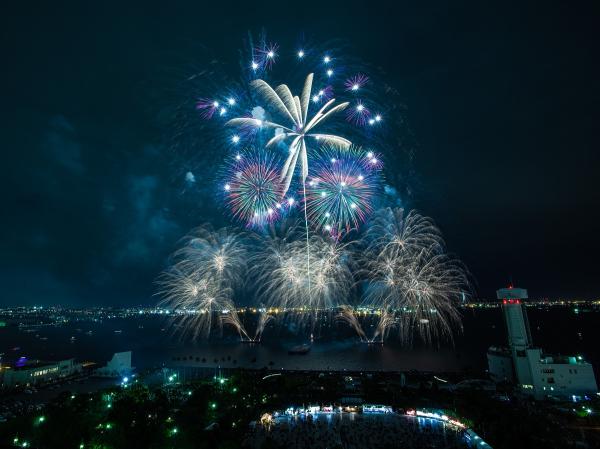 「名港水上芸術花火2020」~こんな時こそ、空を見上げて~