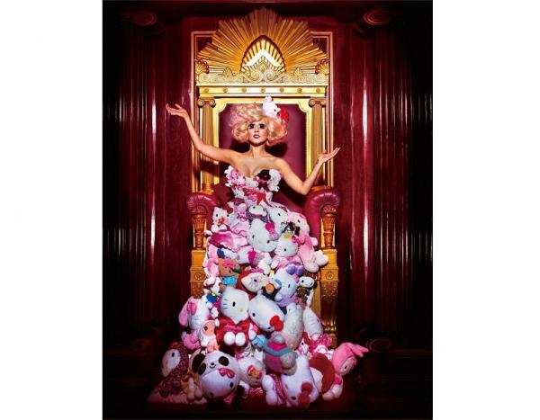 サンリオ展　※レディー・ガガが着たドレスをイメージしたドレスの展示となります。