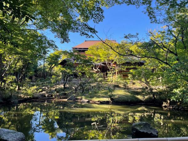 庭園内池越しの南山寿荘