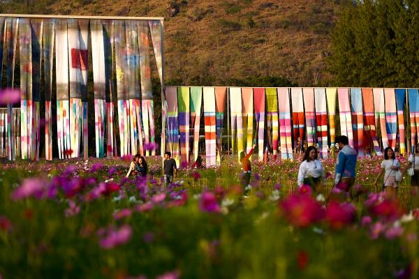 ミット・ジャイイン 《Peopleʼs Wall》2019 Photo: Jim Thompson Foundation Courtesy of the artist and Jim Thompson Foundation