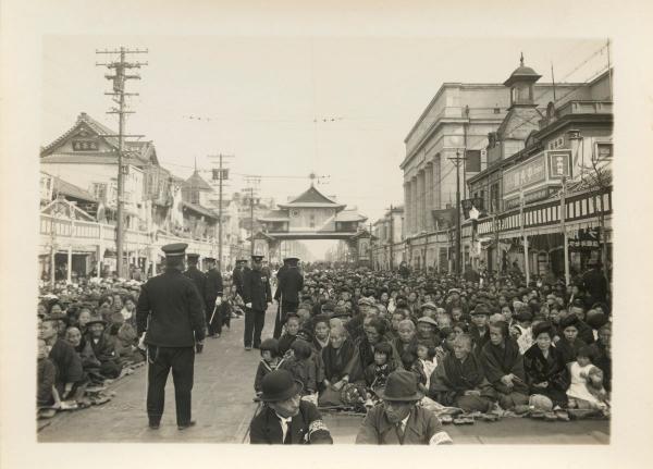 即位する天皇を迎える名古屋市民（館蔵）