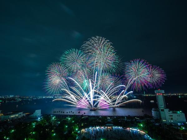 名港水上芸術花火