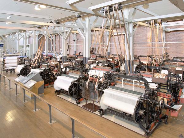 トヨタ産業技術記念館　G型自動織機の集団運転