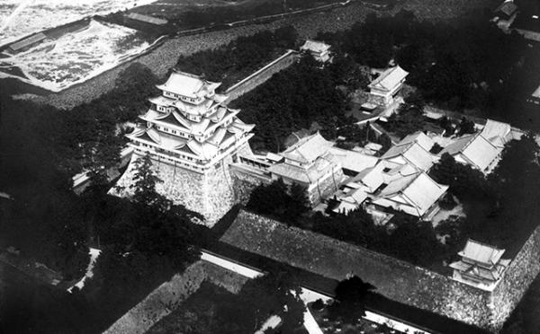 焼失前の名古屋城と本丸御殿　出典：Network2010