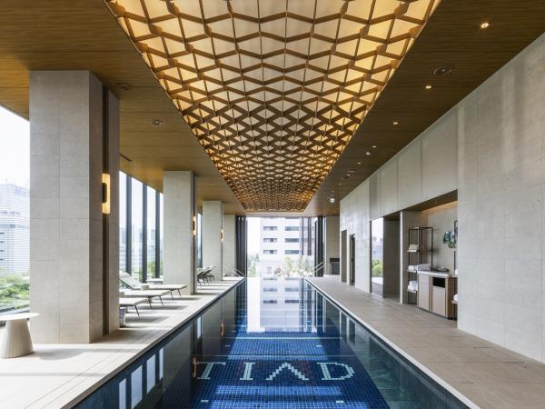 Indoor infinity pool