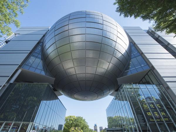 水族館附近有個遊樂園叫 “海洋列車樂園”。可以玩鬼屋、旋轉木馬、迷宮，還可以乘坐85m高的巨型摩天輪等各種遊樂設施。