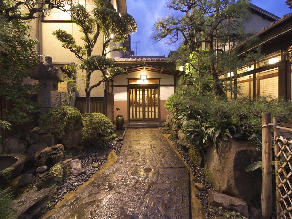 あつた蓬莱軒　本店　玄関(夜)