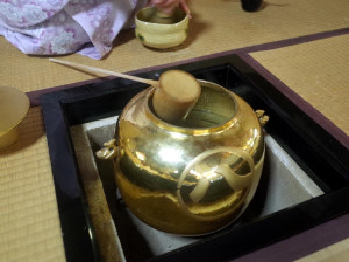 二の丸茶亭　金の茶釜