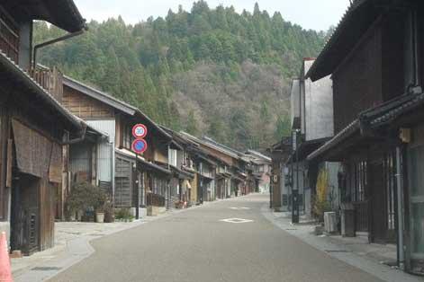 岩村城下の町並み　背後に岩村城