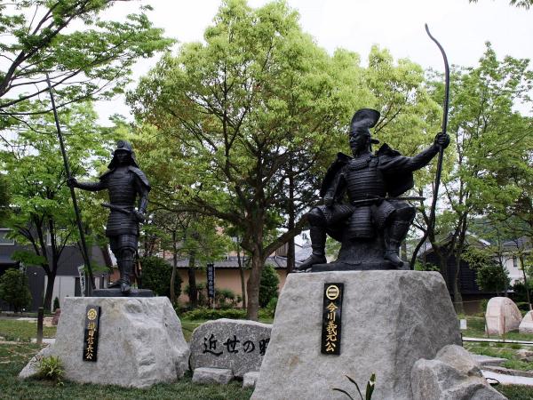 桶狭間古戦場公園の織田信長と今川義元の銅像