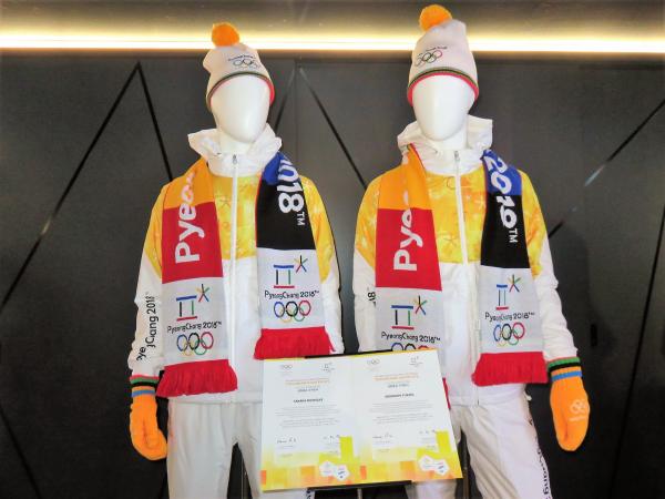 平昌オリンピックで聖火ランナーを務めた2人の衣装が展示されています。