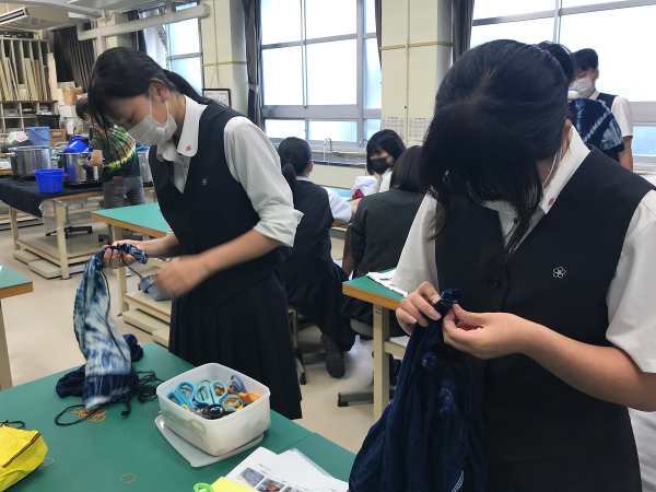 名古屋市観光案内所の制服を若宮商業高校の生徒が作成しました。