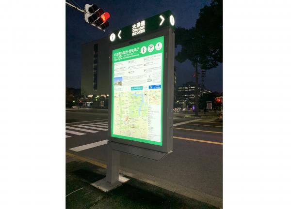 観光案内板 夜