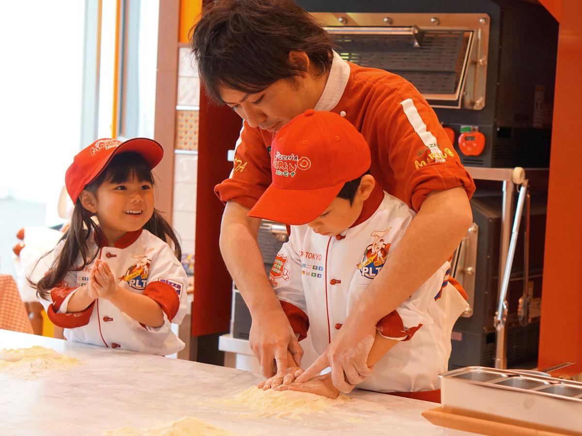 料理作りをする子供