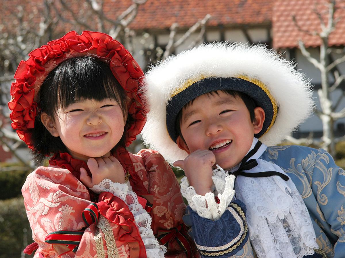 民族衣装を着て笑顔の二人の子供