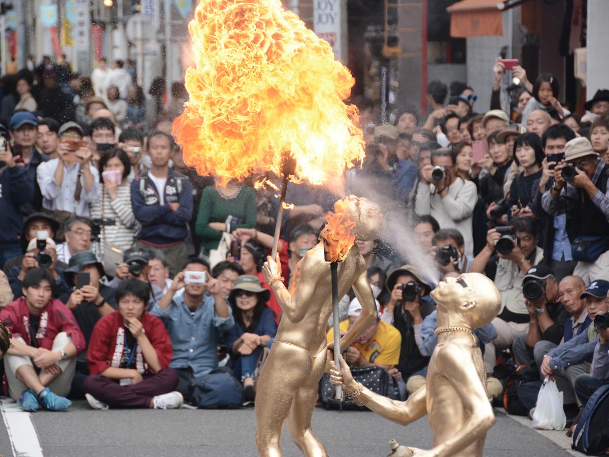 火吹き芸を見せる人達