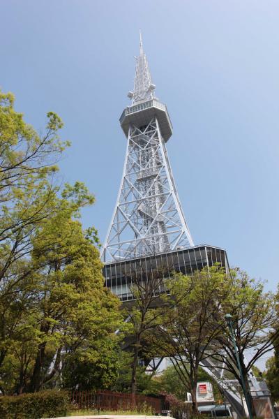 真下から撮影したテレビ塔