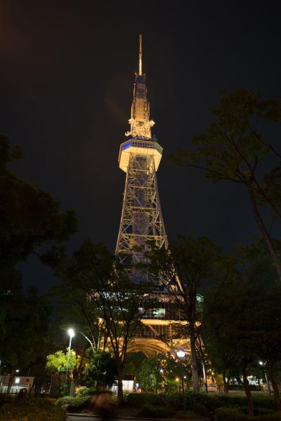 夜に明るく照らされたテレビ塔