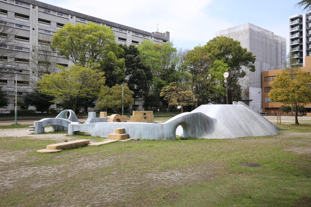 いい大人ほど本気で遊ぶ。名古屋の名峰「富士山すべり台」散歩ツアー【金山・大須コース】
