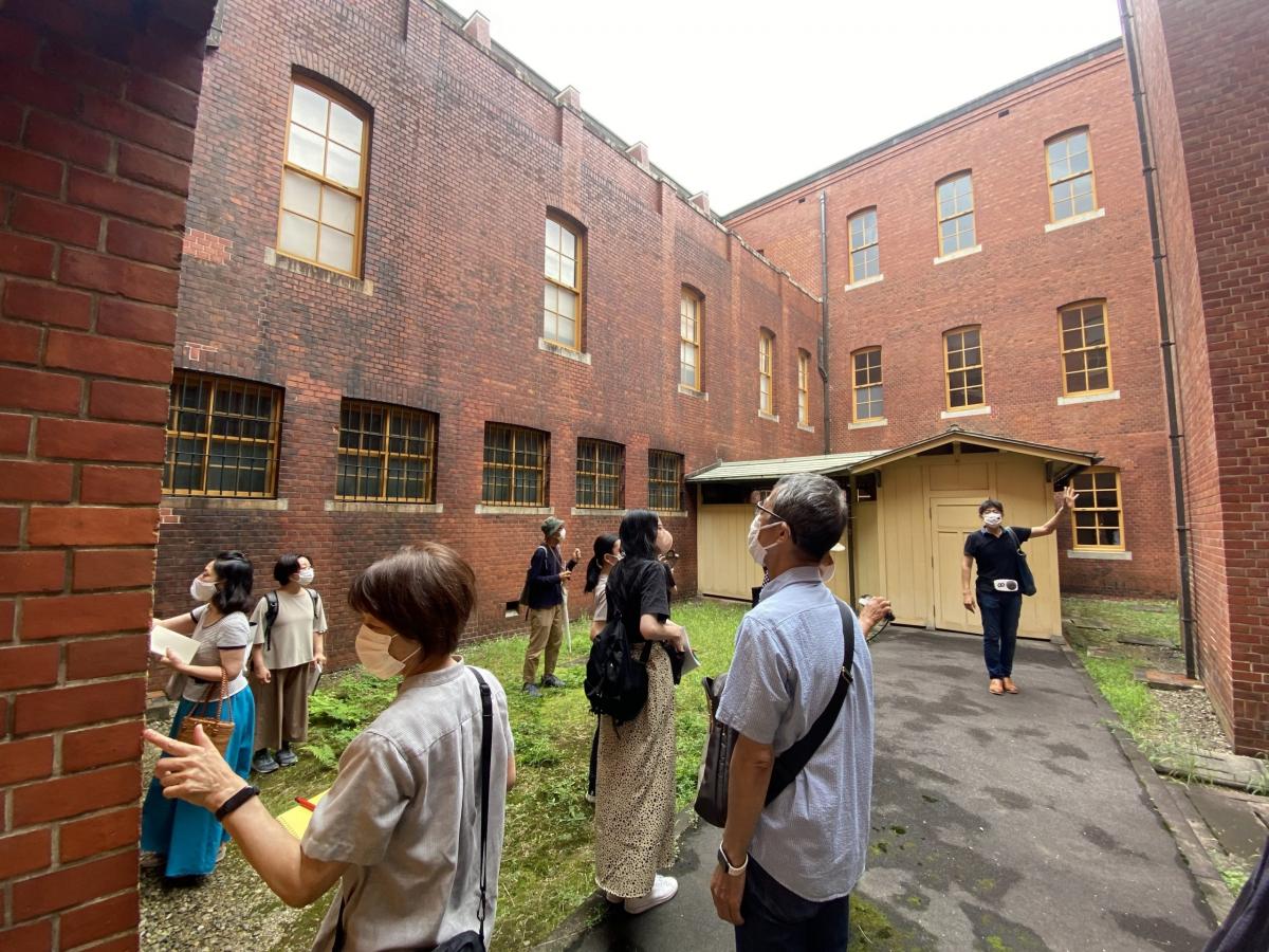 【近代建築】重厚なレンガ壁の中庭を特別拝観！建築史家とめぐる明治建築の傑作「市政資料館」ツアー