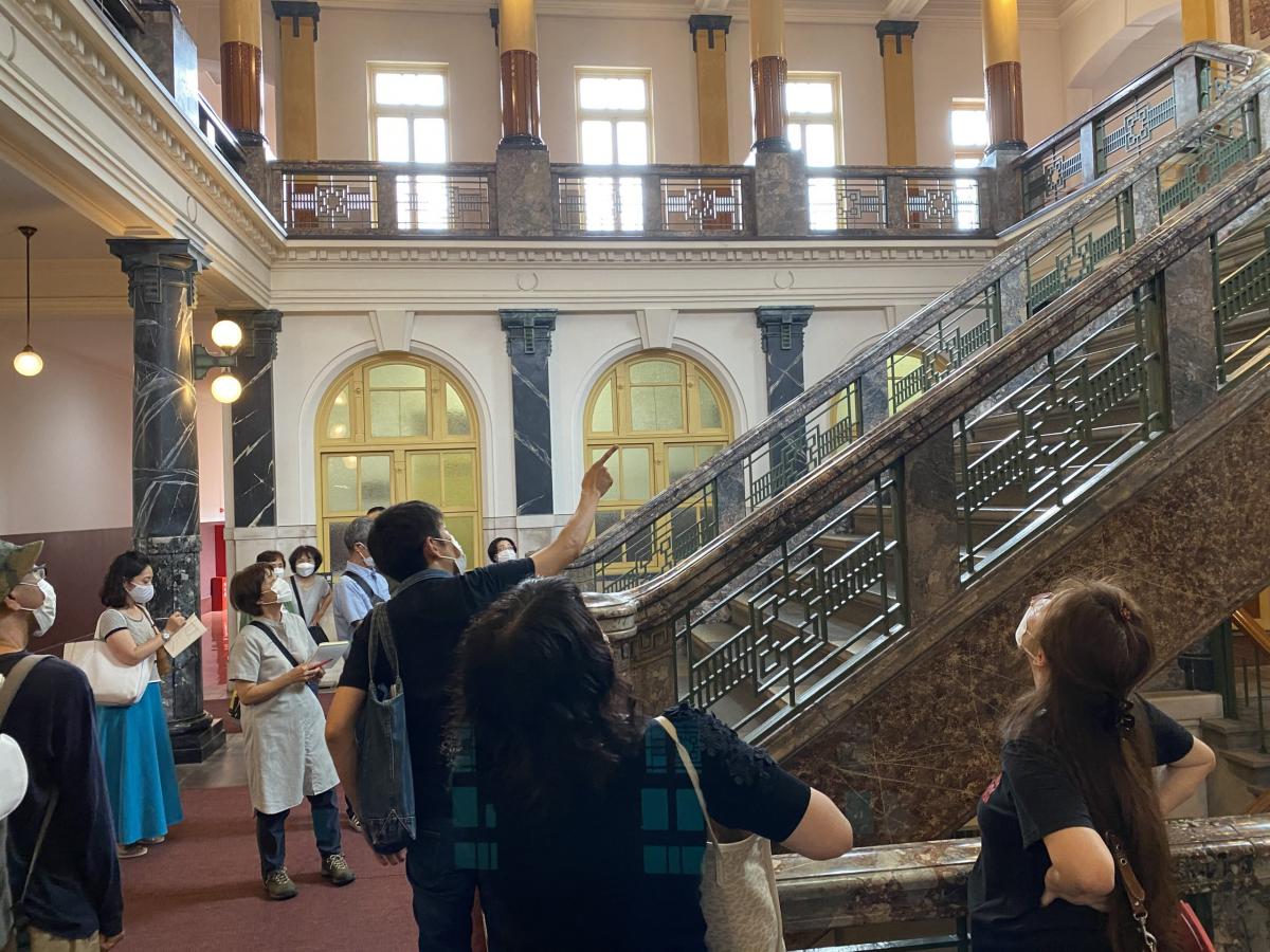 【近代建築】重厚なレンガ壁の中庭を特別拝観！建築史家とめぐる明治建築の傑作「市政資料館」ツアー