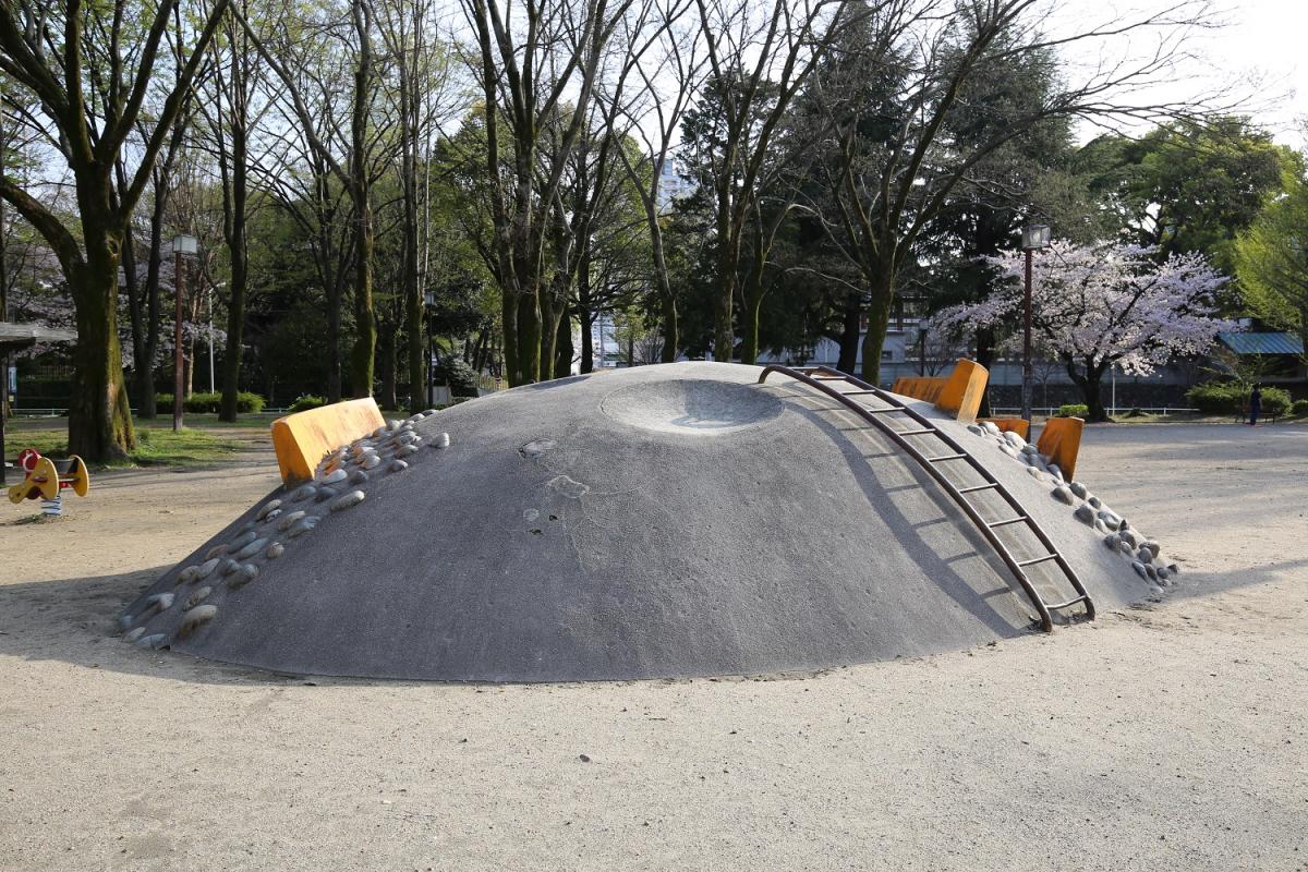 いい大人ほど本気で遊ぶ。名古屋の名峰「富士山すべり台」散歩ツアー【金山・大須コース】