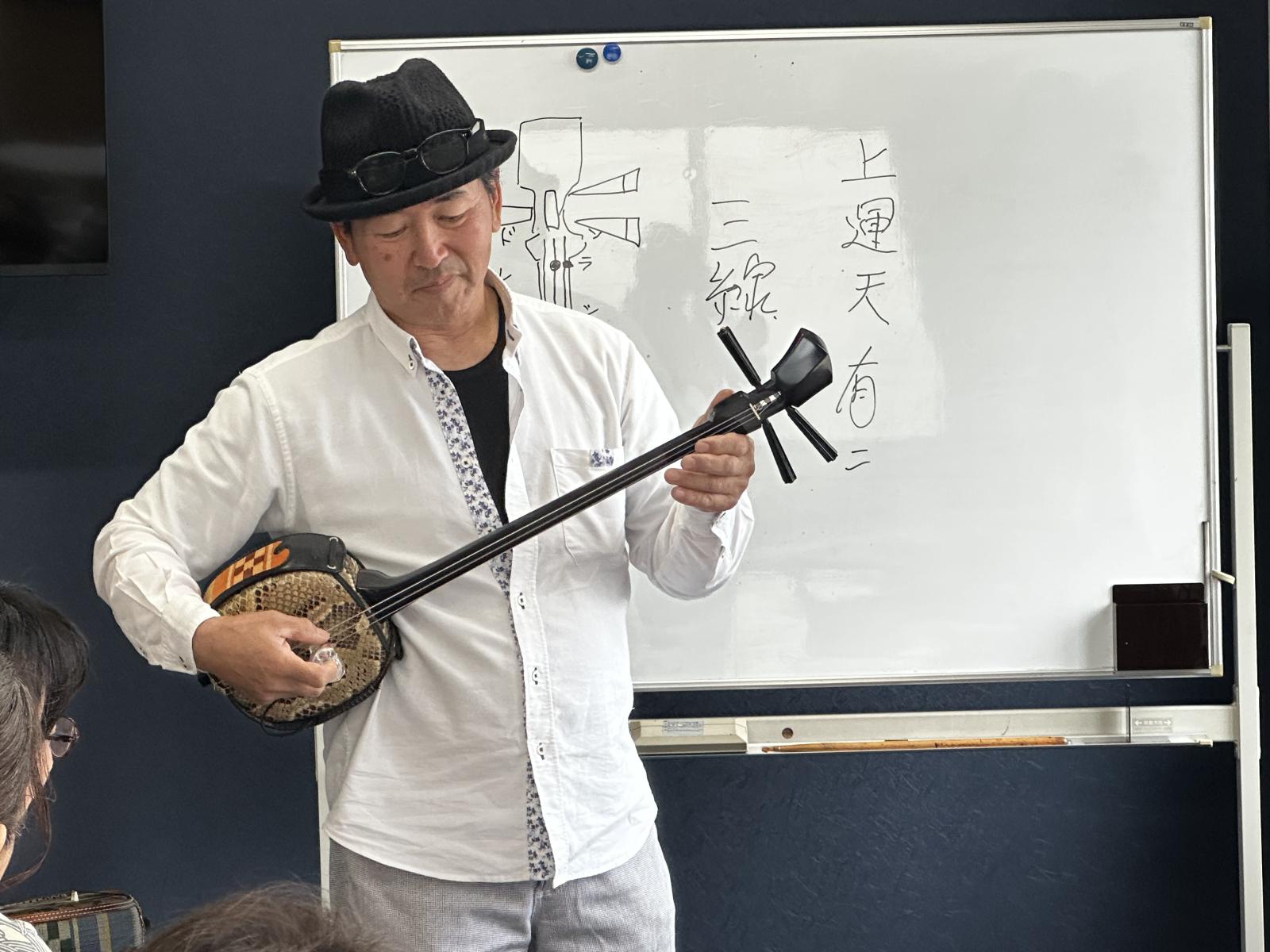 The 42nd Japanese Culture Workshop≪Playing the Okinawa Sanshin≫