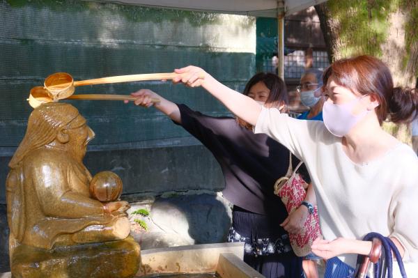 【妖怪・鹽竈神社】柄杓でお皿に水をかける珍体験！水運の街に根付く「河童伝説」を紐解く！なごや妖怪まち歩きツアー