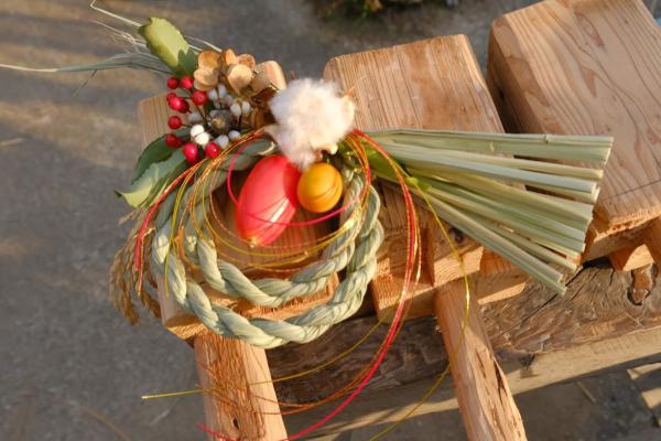 新年を祝う！ヒフミヨイ農園マコモしめ縄づくりツアー