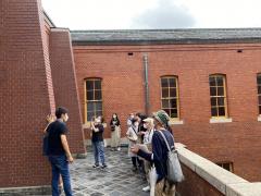 【近代建築】重厚なレンガ壁の中庭を特別拝観！建築史家とめぐる明治建築の傑作「市政資料館」ツアー